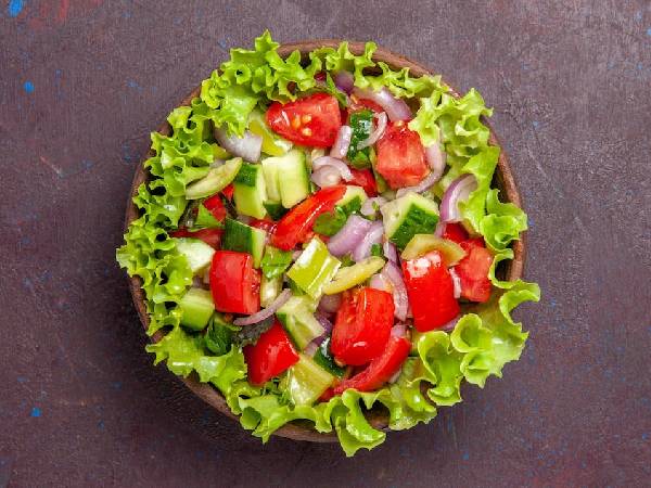 6. खाने में सलाद को करें शामिल