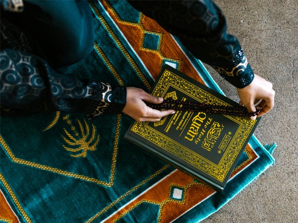 ईद मिलाद-उन-नबी पूरे धूमधाम के साथ मनाते हैं