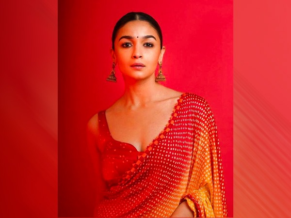 बंधनी ड्रेप्ड साड़ी