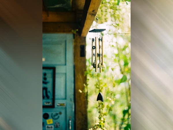 6. फेंग शुई आइटम: मेटल विंड चाइम