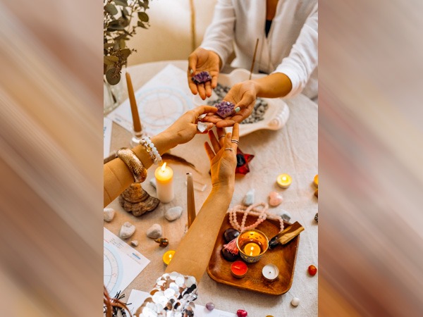 5. फेंग शुई आइटम: क्रिस्टल लोटस