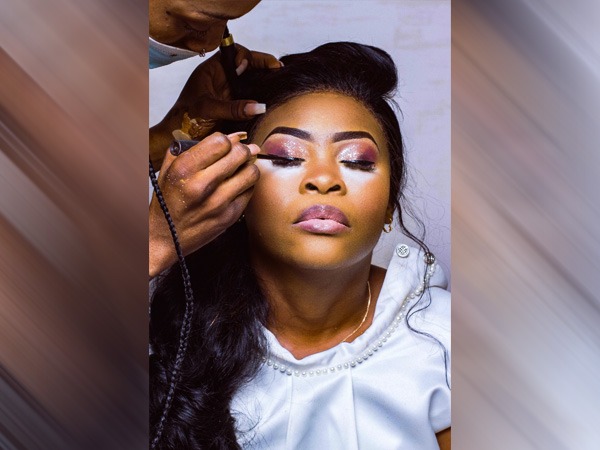 जेमस्टोन फ्लोटिंग आईलाइनर