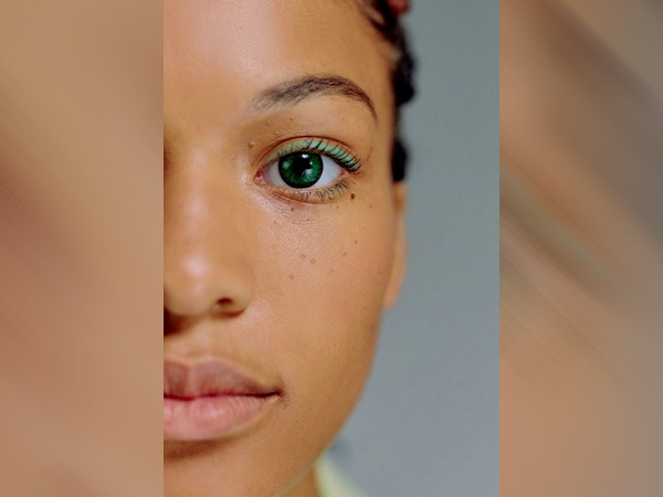 बच्चे और किशोर कॉन्टैक्ट लेंस नहीं पहन सकते-