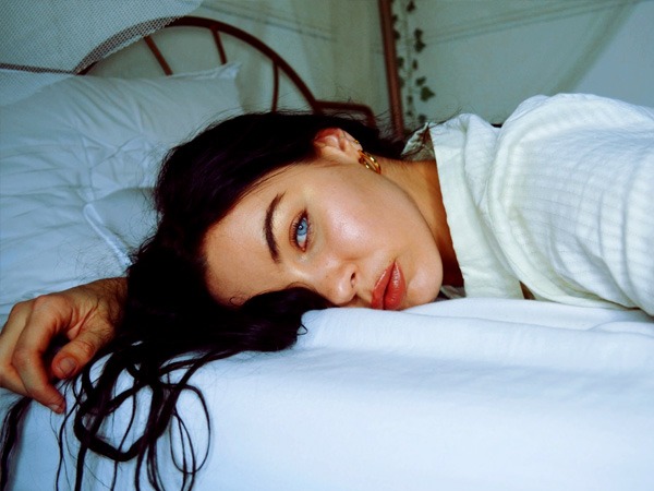 कॉन्टैक्ट लेंस आपकी आंखों में फंस सकते हैं-