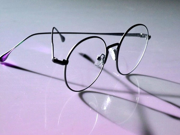 कॉन्टैक्ट लेंस चश्मे की तुलना में अधिक महंगे हैं-