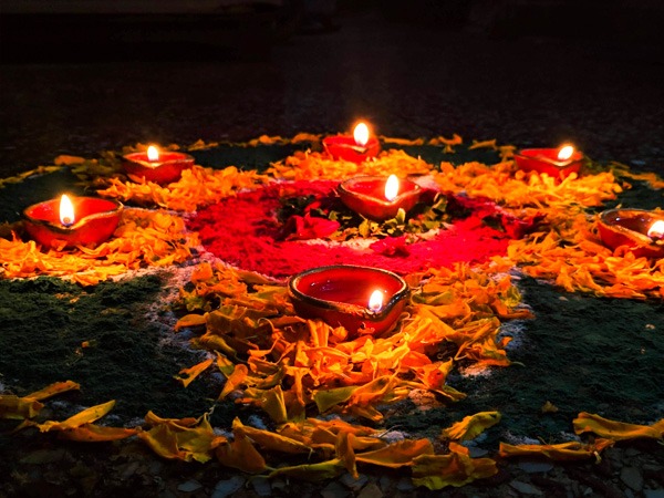 इसके लिए सेफ्टी का भी खास खयाल रखना चाहिए, खासतौर पर जब आप दिये जला रहे हो या पटाखे फोड़ रहे हो-