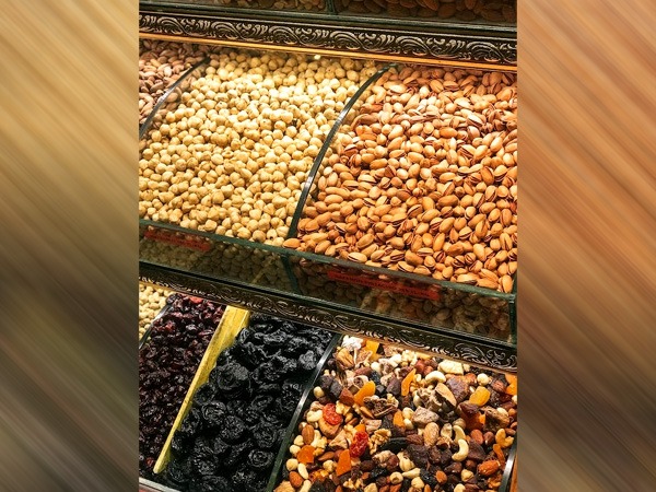 यहां उनके लाभों के साथ सूखे मेवों की सूची दी गई है: