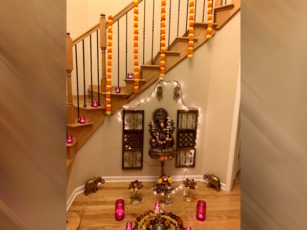 तस्वीरें और फेयरी लाइट्स से सजाने के आइडिया