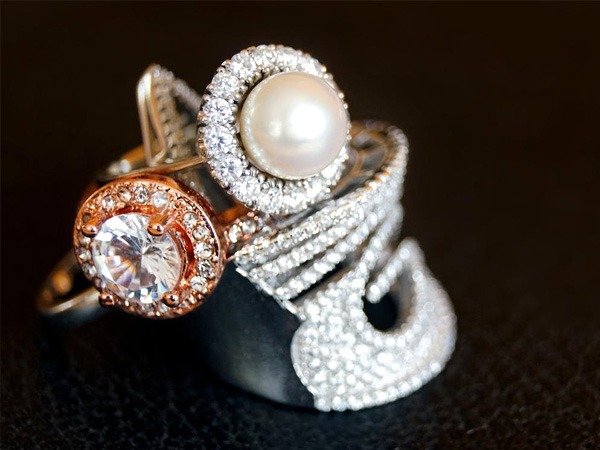 प्रत्येक प्रकार के जूलरी की देखभाल के तरीके अलग अलग होते हैं। अपनी अलग अलग जूलरी की देखभाल कैसे करें, इसके बारे में यहां कुछ सुझाव दिए गए हैं-