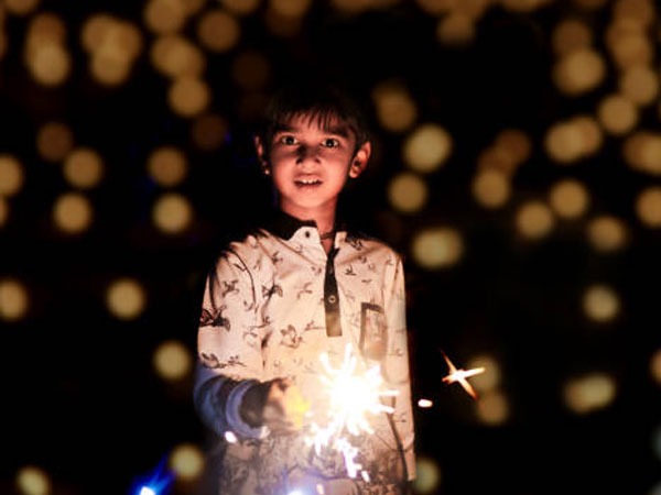 पटाखे जलाते वक्त रखें इन बातों का ध्यान