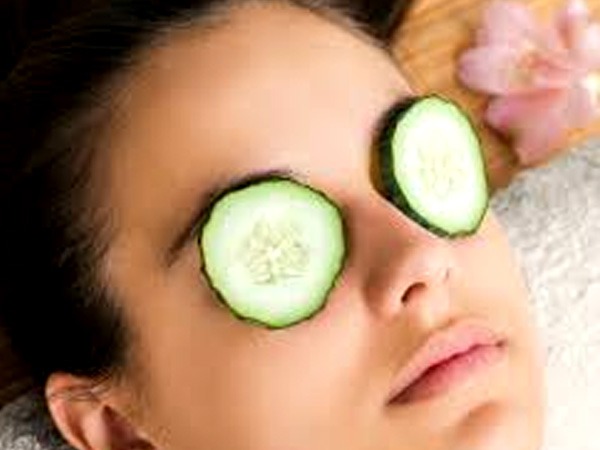 खीरे के स्लाइस या टी बैग्स लगाएं