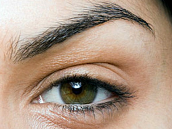 ब्लड फ्लों को तेज करने के लिए धीरे से टैप या मालिश करें