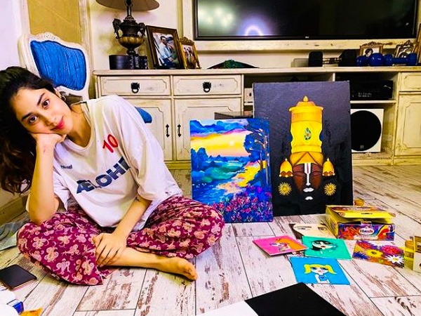 जान्हवी कपूर का घर अंदर से कैसा है ? 