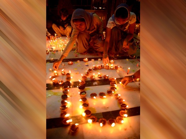  सजावट के लिए चांदी या कांच का बॉउल का यूज 