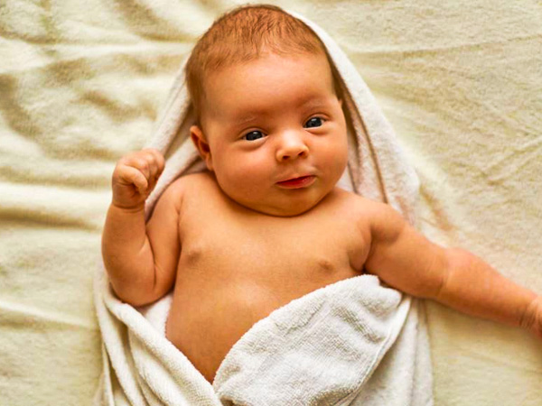 बेबी की स्किन को रोज नहलाने की आवश्यकता नहीं होती