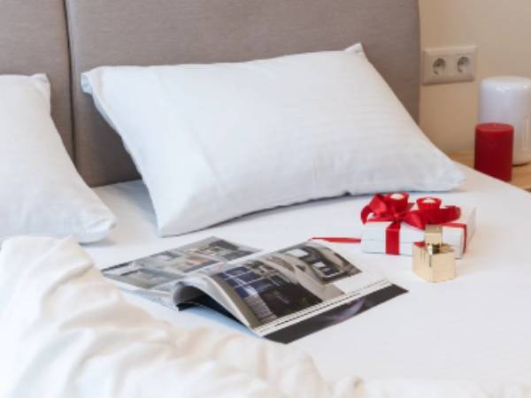 तकिए के नीचे रखें गिफ्ट 