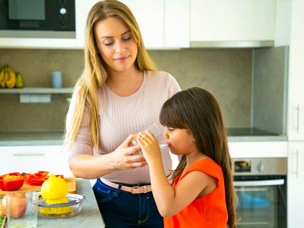 भोजन के साथ ना पीएं पानी