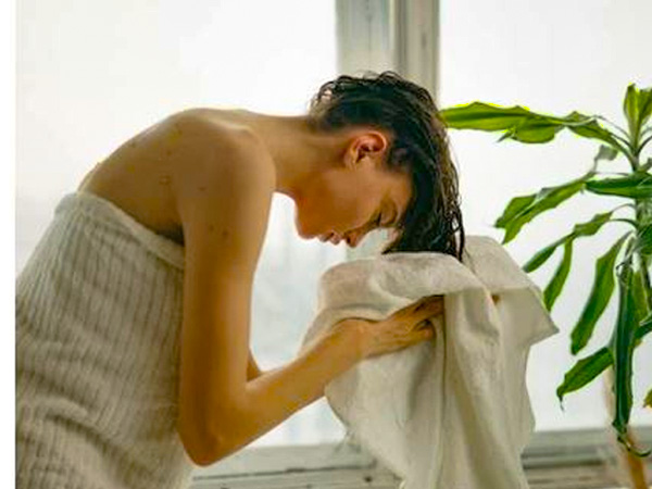 अपने बालों को नेचुरली हवा में सूखने दें