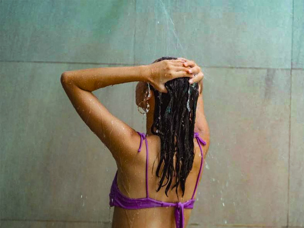 ठंडे पानी से धोएं बाल