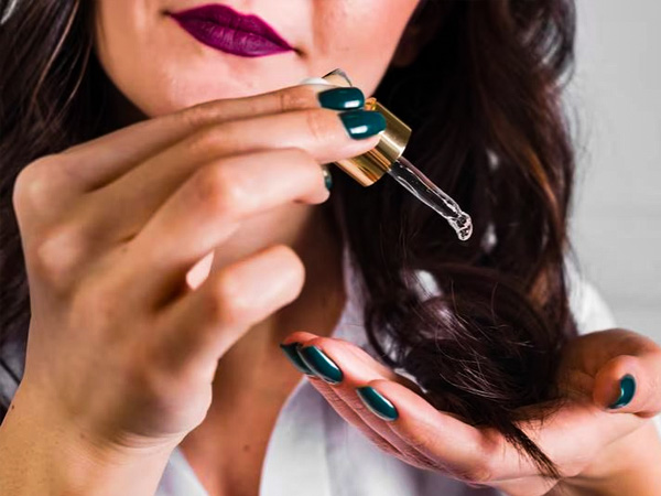 फ्रिज़ को दूर करने के लिए हेयर सीरम का करें इस्तेतमाल