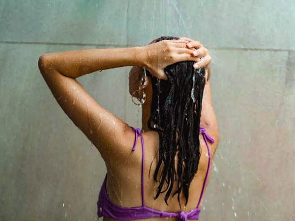 7. गुनगुने पानी से बाल धोएं