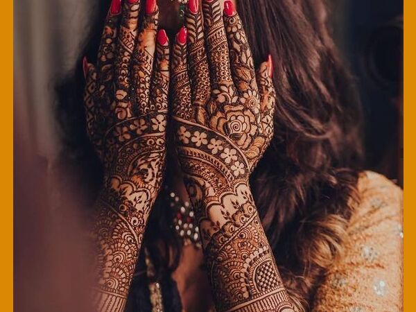 दुल्हन के हाथ और पैर मेंहदी से सजते हैं-