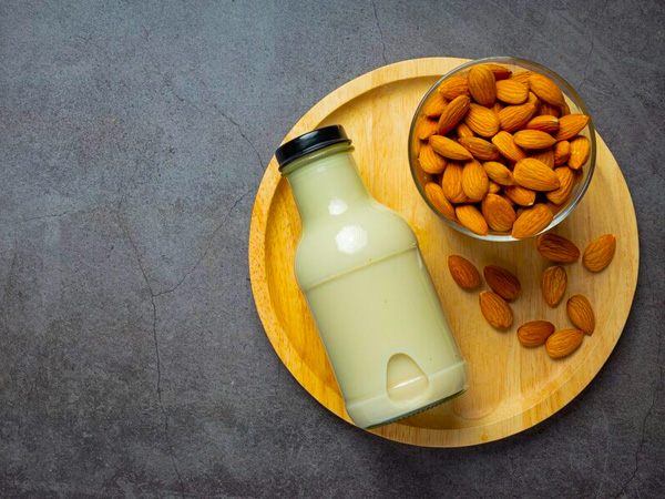 पीएं बादाम का दूध