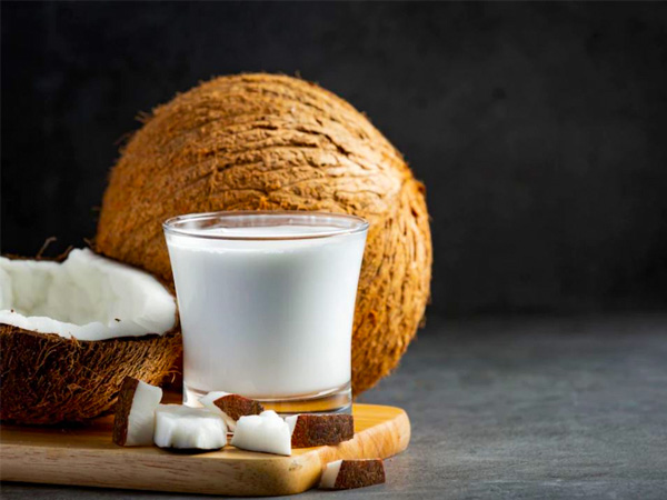 नारियल के दूध का करें सेवन
