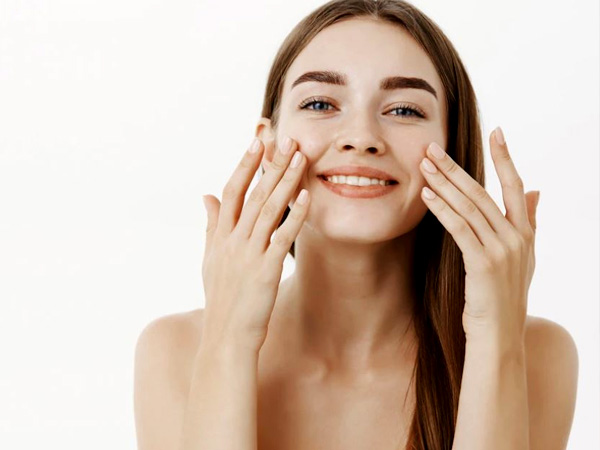 मिथक 5- फेस ऑयल को स्किन पर रोज नहीं लगाना चाहिए