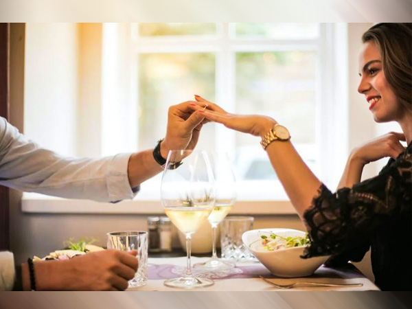 अंगूठी को खाने या पीने में न छिपाएं