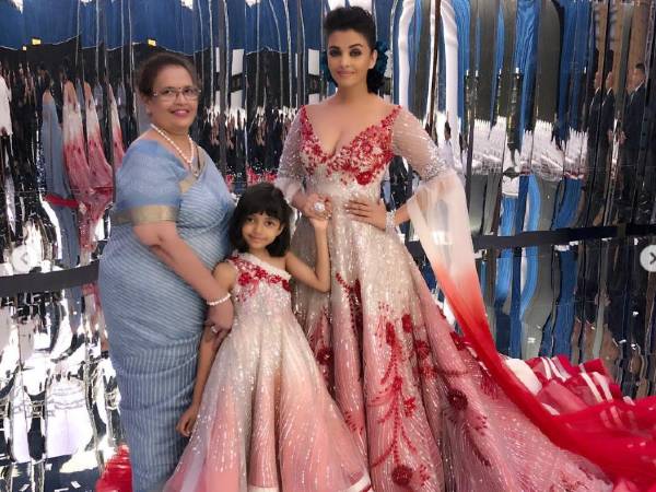 रेड और आइवरी गाउन