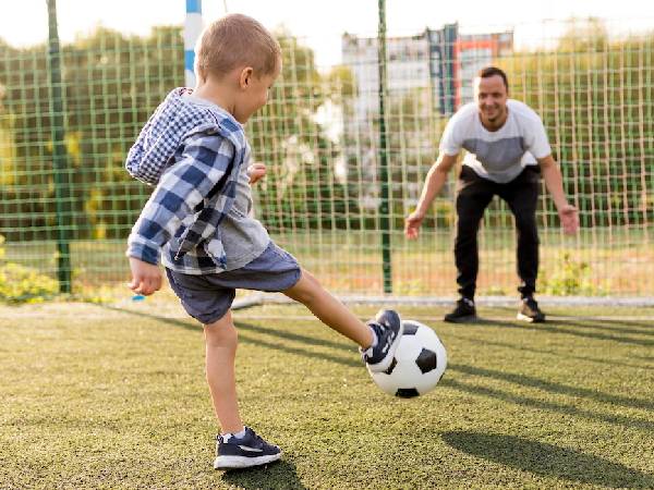 स्कूल के खेलों में भी बच्चे लें हिस्सा