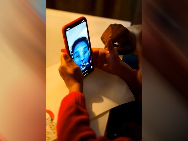 दुनिया का पहला मोबाइल फोन- 