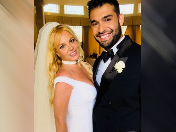 सिंगर ने सैम असगरी से शादी की है