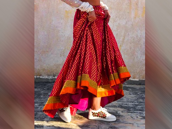 कशीदाकारी वाले स्नीकर्स कशीदाकारी वाले स्नीकर्स