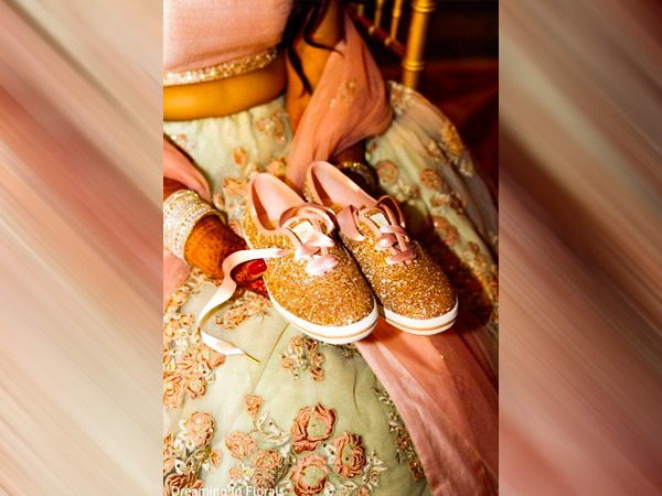 गोल्ड स्टडेड स्नीकर्स: गोल्ड स्टडेड स्नीकर्स: