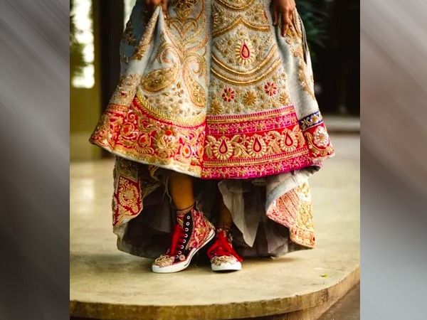 फ्लोरल एम्बेलिश्ड स्नीकर्स फ्लोरल एम्बेलिश्ड स्नीकर्स