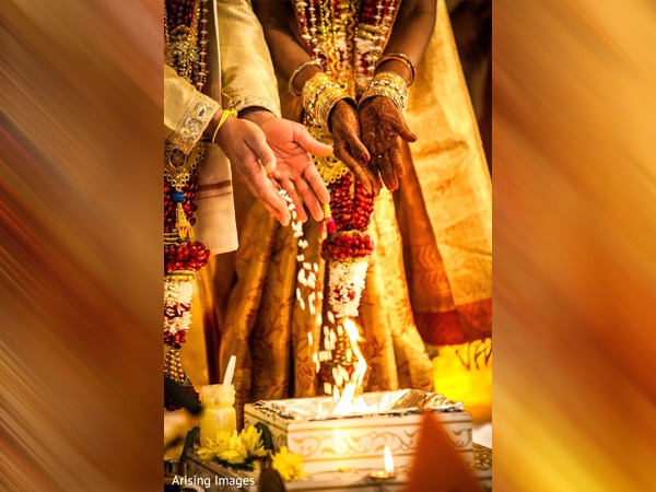 अपना आउटफिट दुल्हा-दुल्हन के जोड़ों से कमतर ही रखें