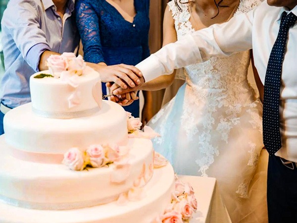 मल्टी-टियर वेडिंग केक