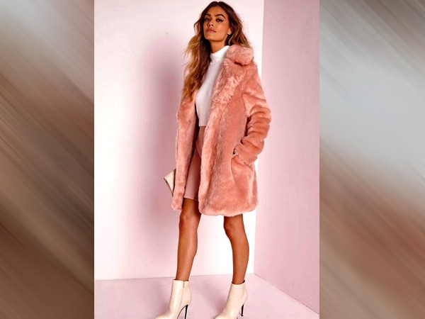 विंटर जैकेट और मैचिंग मेकअप