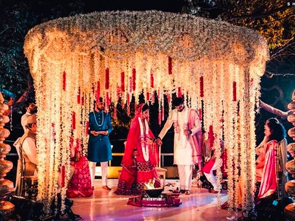 मंडप के नीचे की शादी