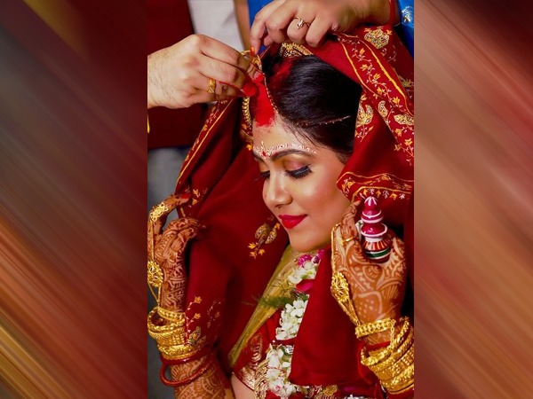  सिंदूर लगाना