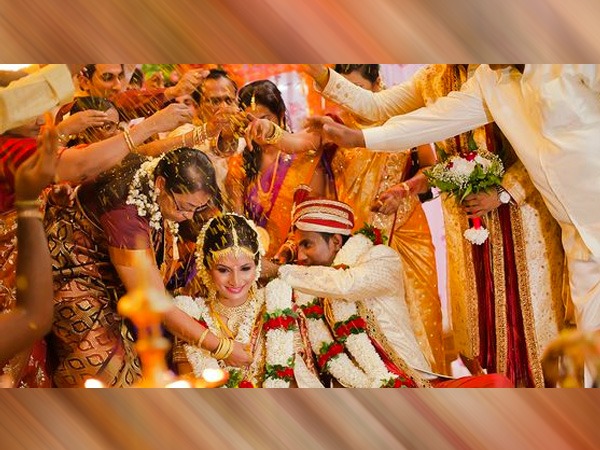 एक दूसरे पर चावल फेंकना