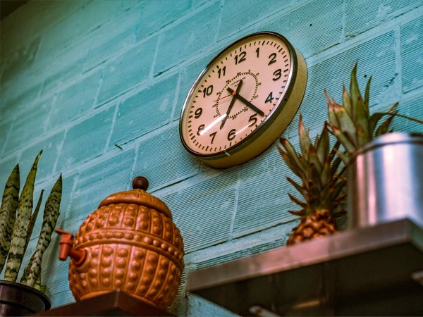 वॉल क्लॉक वास्तु सिद्धांत 6 : सुनिश्चित करें कि यह ठीक से काम कर रही है