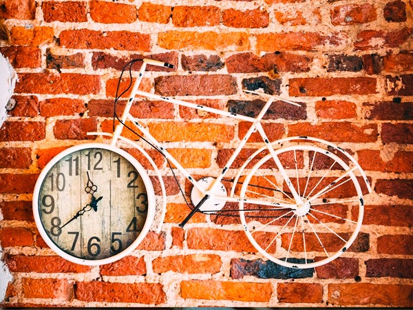 वॉल क्लॉक वास्तु सिद्धांत 5: दीवार घड़ी को बिस्तर से दूर रखें