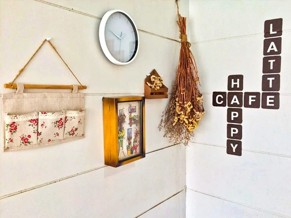 वॉल क्लॉक वास्तु सिद्धांत 4: बेडरूम के लिए पूर्व दिशा को चुनें