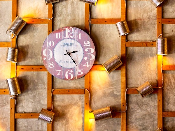 वॉल क्लॉक वास्तु सिद्धांत 3: प्रवेश द्वार पर दीवार घड़ी न लगाएं