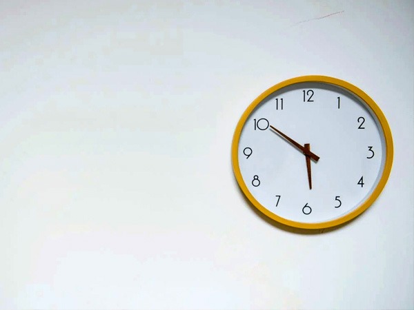 वॉल क्लॉक वास्तु सिद्धांत 2: उत्तर और पूर्व दिशा समृद्धि बढ़ाती है