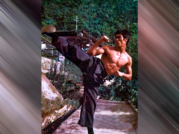  ब्रूस ली की मौत गुर्दे की सैगिंग के कारण हुई 