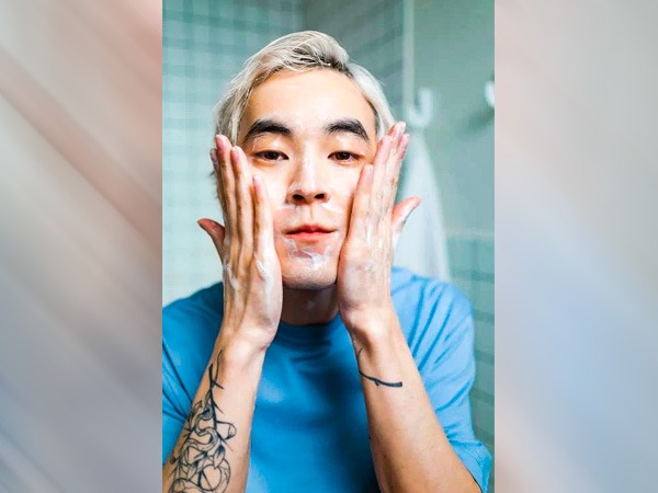 मॉइस्चराइजर लगाना